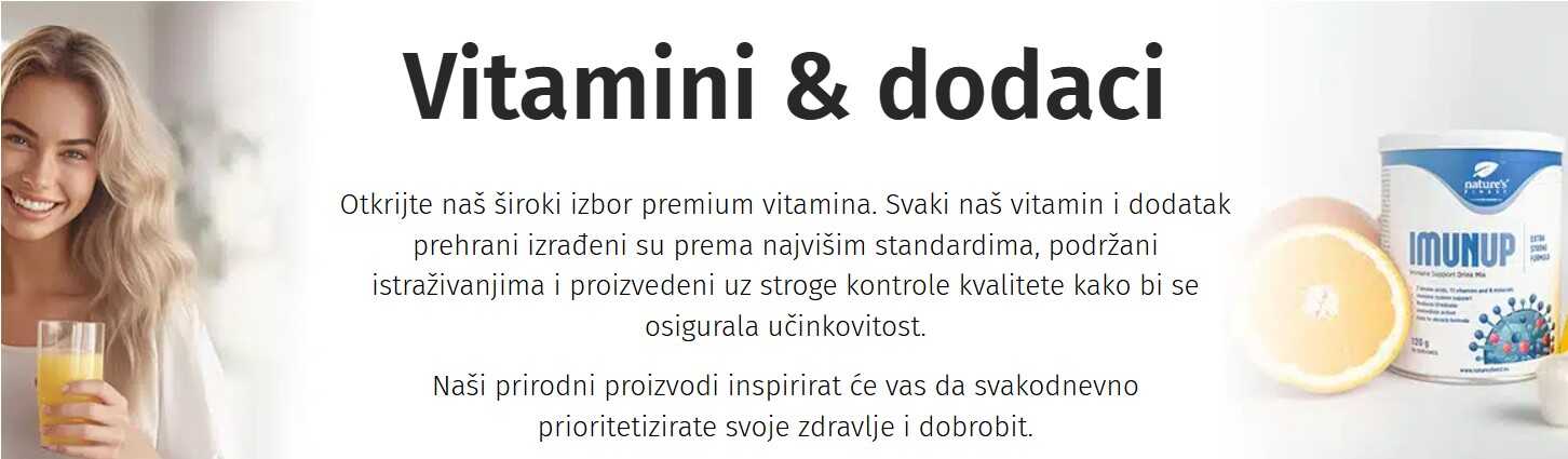 žena drži žuti napitak za imunitet