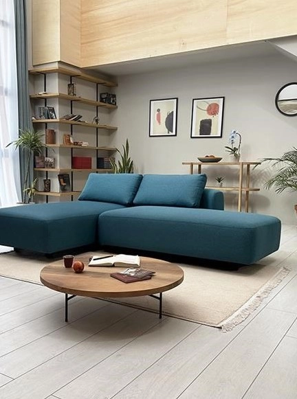 Dnevni boravak s plavom sofom i stolićem u sredini