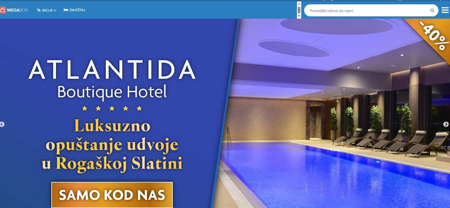 Luksuzni hotelski bazen s ležaljkama i biljkama oko njega