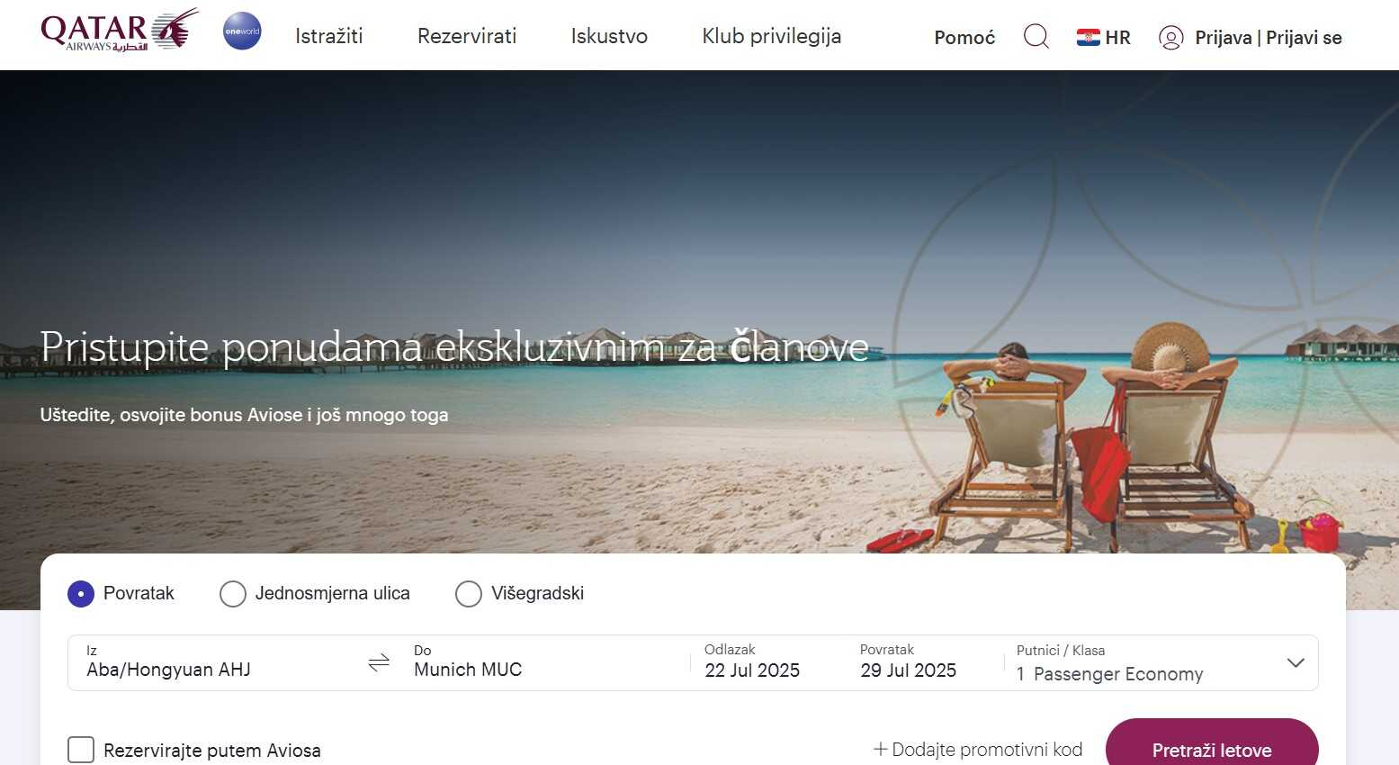 zaljubljeni par uživa na pored plaže