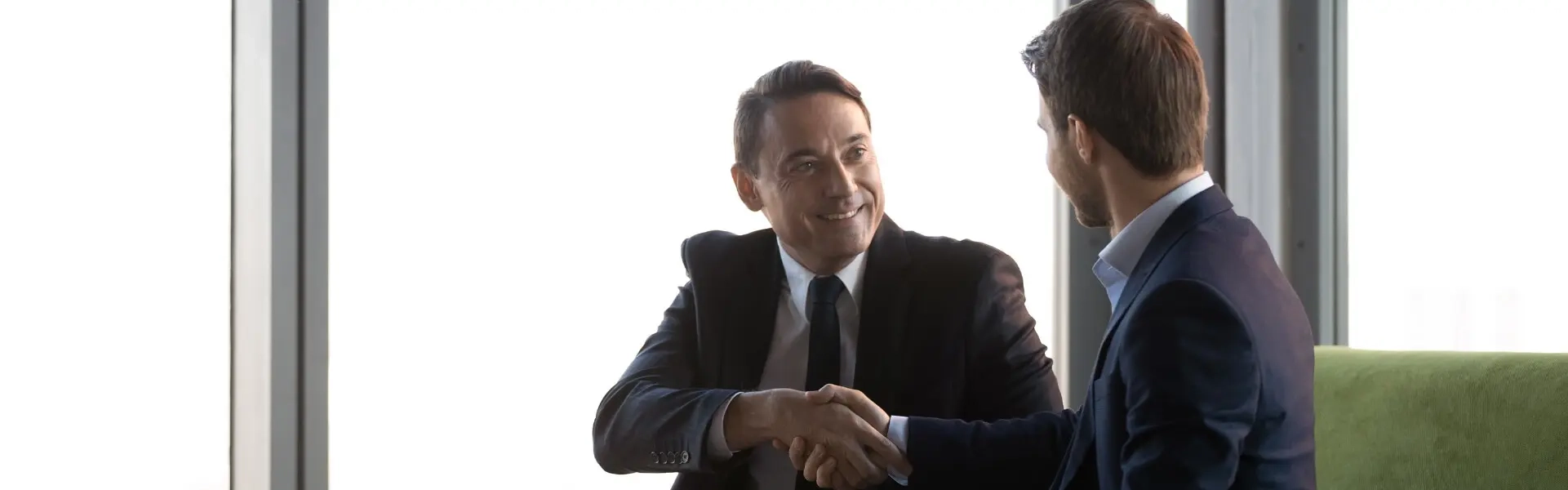 poslovni ljudi ostvaraju suradnju