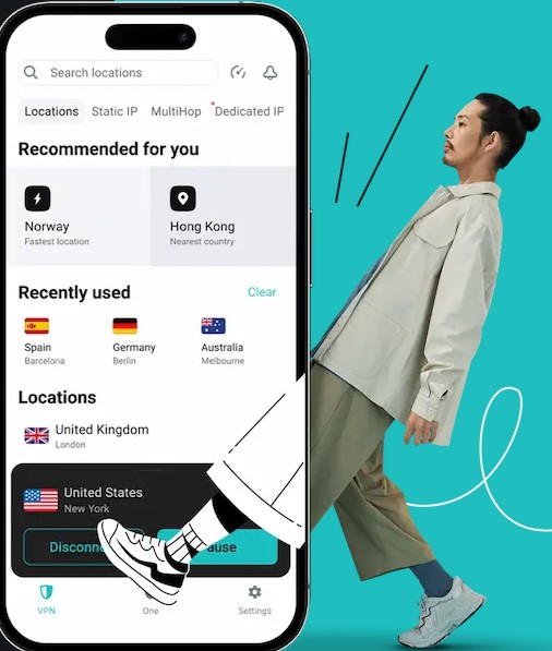 Čovjek koji nogom ulazi u mobilni telefon s VPN aplikacijom