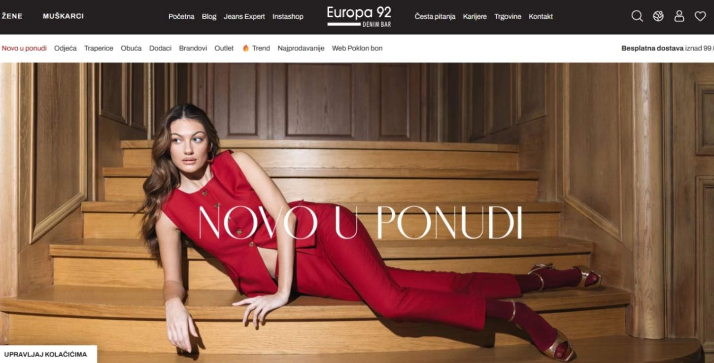 Dama u crvenoj odjeći leži na drvenim stepenicama