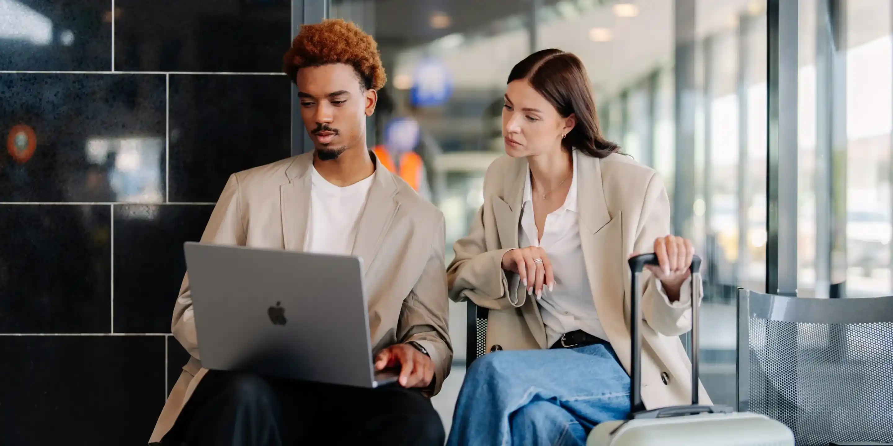 Dama i gospodin pretražuju usluge na laptopu