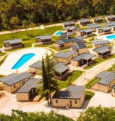 Resort s mobilnim kućicama i bazenima okružen šumom