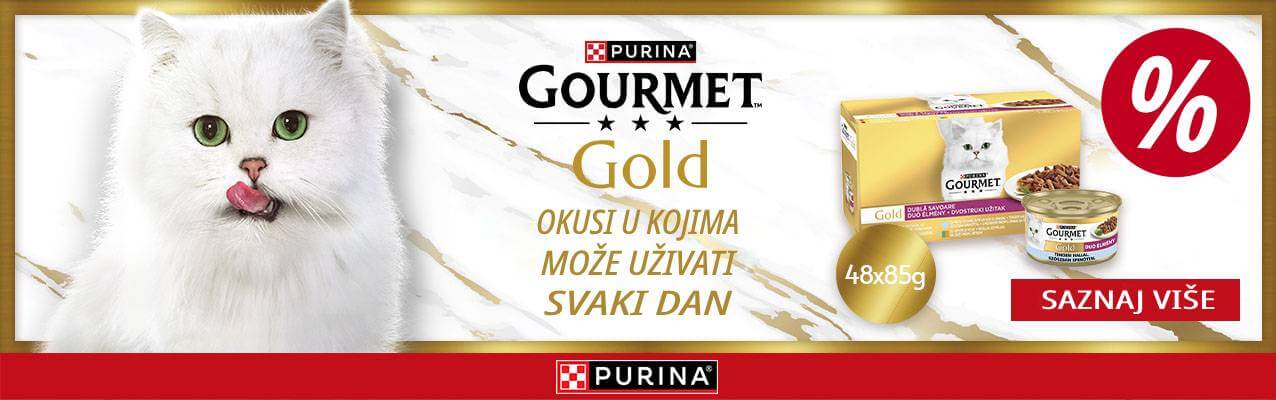 Bela mačka liže njušku pored pakiranja Purina Gourmet Gold hrane