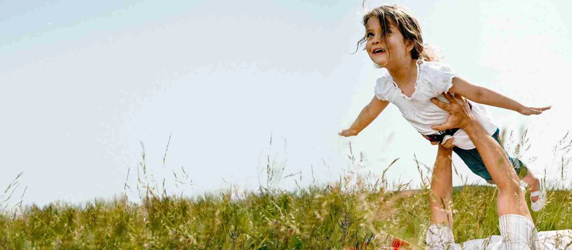 otac drži kćer u naručju - prave imitaciju zrakoplova