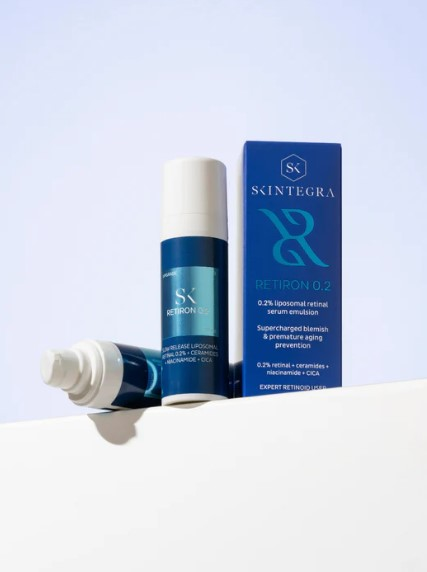 Dva kozmetička proizvoda u plavoj ambalaži uz kutiju