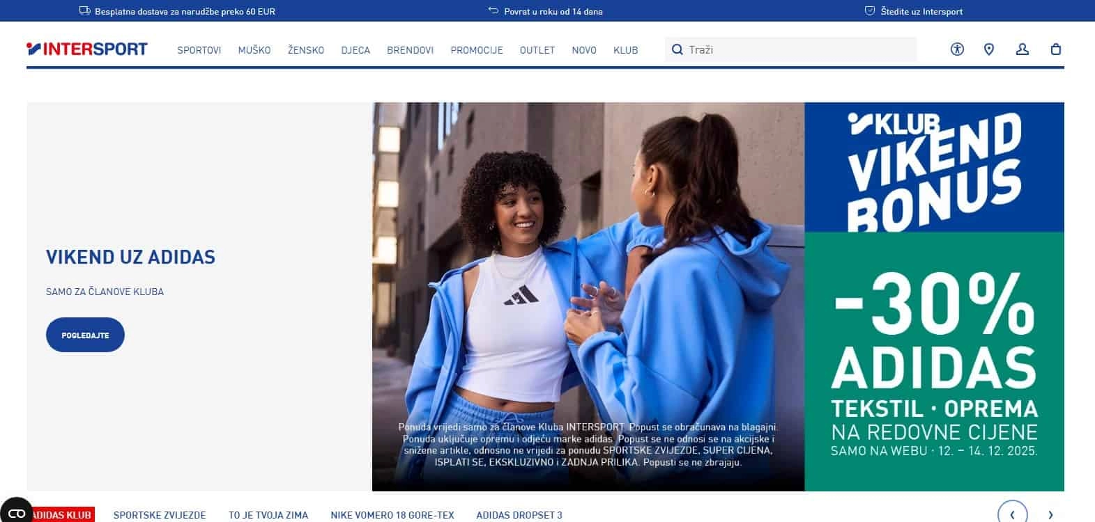 Dvije djevojke stoje i razgovaraju u plavim trenirkama