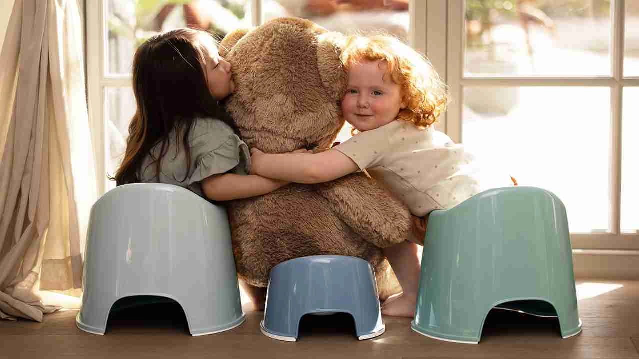 Vesela djevočice grle plišanog medu