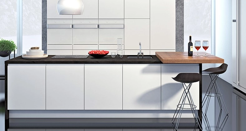 Bijela moderna kuhinja s kuhinjskim priborom