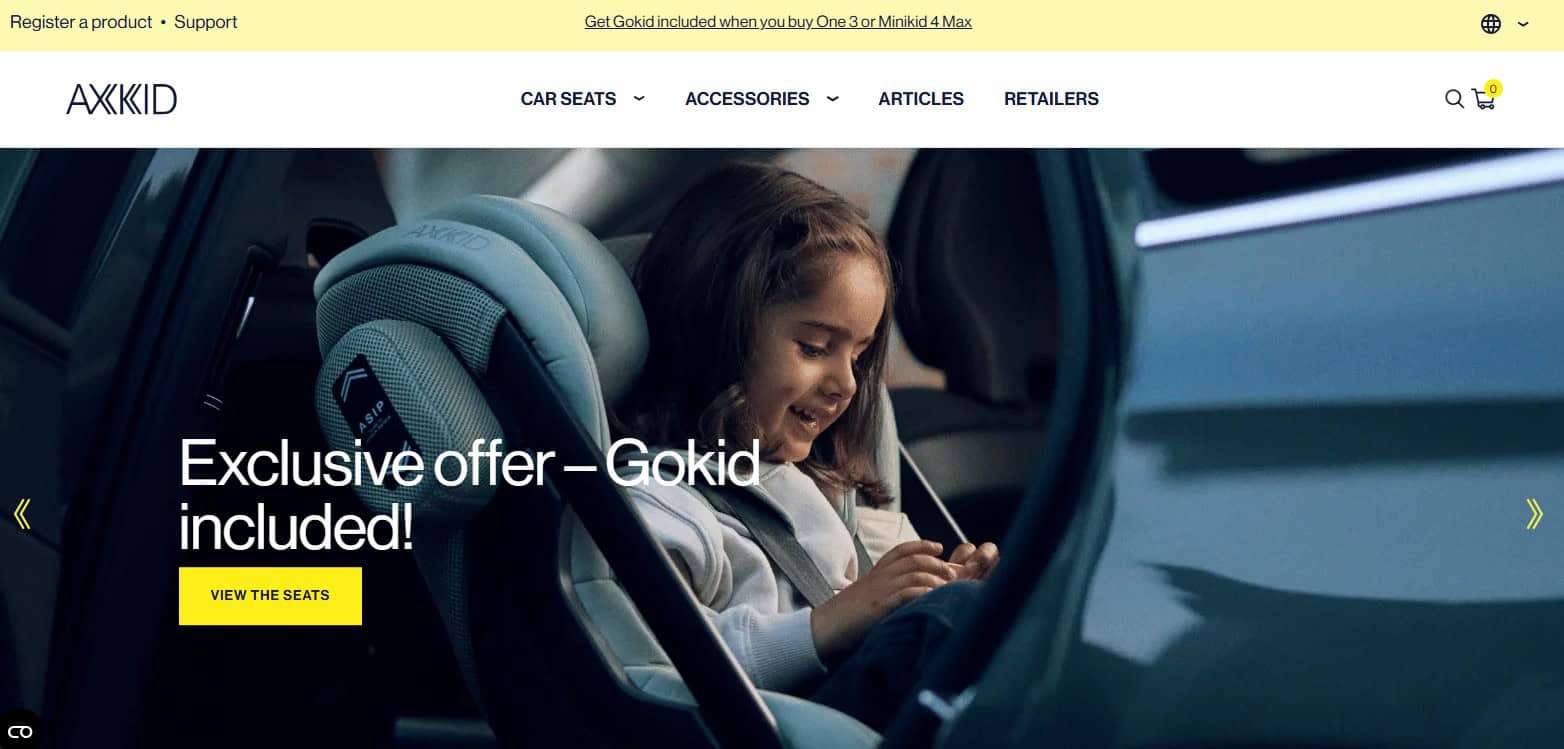 Nasmejana djevojčica u autosjedalici