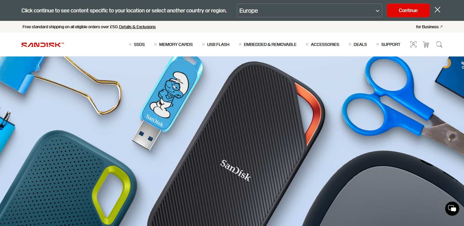 SanDisk memorije i diskovi uz škare i spajalicu