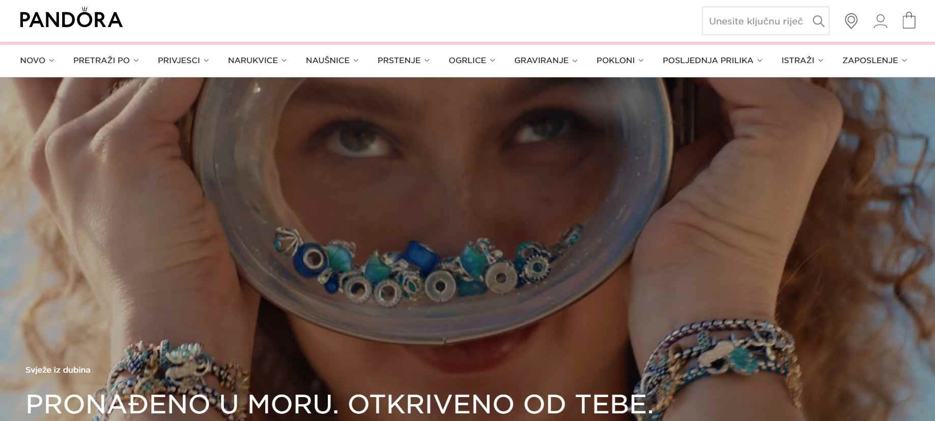 Djevojka promatra kroz ronilačke naočale ispunjenu nakitom