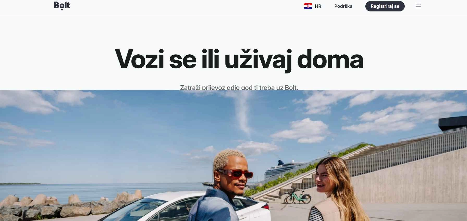 Zaljubljeni par koristi usluge vožnje