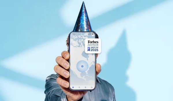 Korisnik u ruci drži telefon s NordVPN aplikacijom