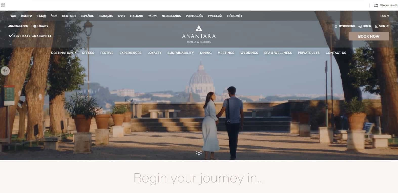 Par šeta parkom s pogledom na kupolu grada