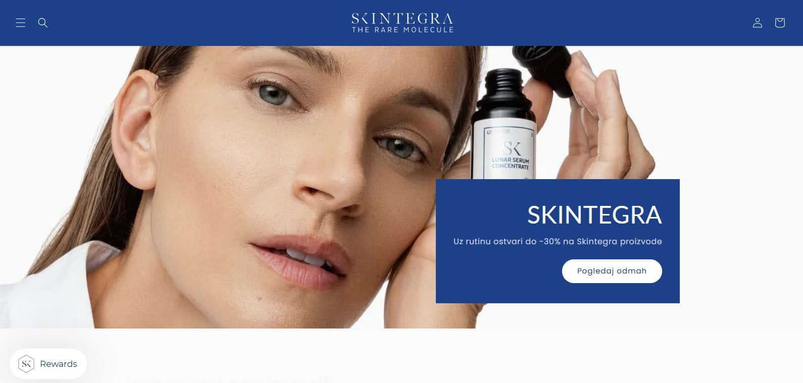 Lice žene koja u ruci drži proizvod za njegu kože