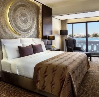 Hotelska soba s modernim namještajem i pogledom prema van