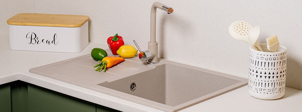 Kuhinjski sudoper s povrćem i kuhinjskim priborom