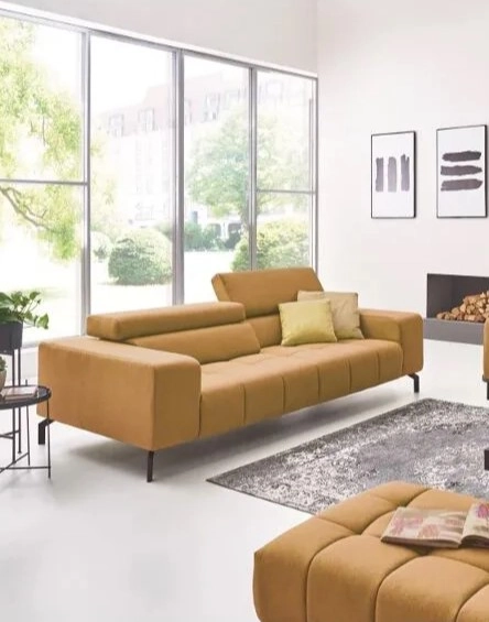 Dnevni boravak sa smeđim namještajem