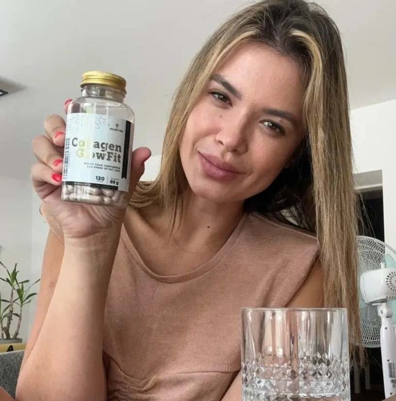 djevojka drži proizvod