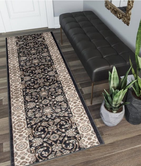 Tepih na podu pokraj crne klupe i biljaka