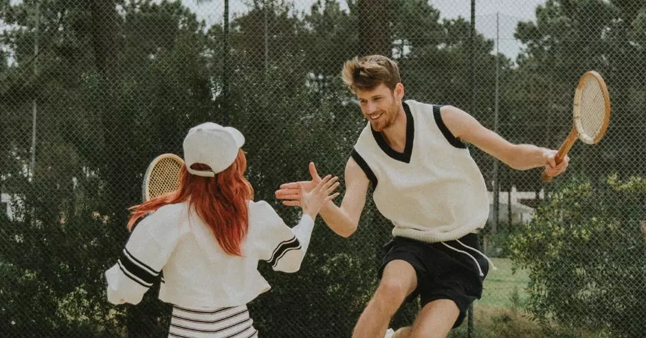 par-igra-tenis-sretni-su